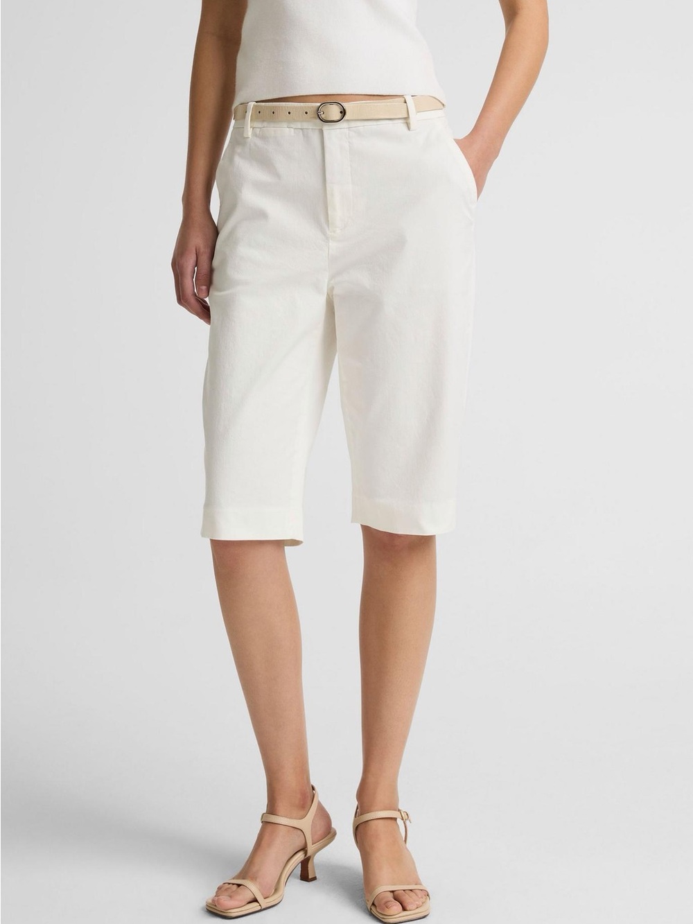 Vince White Cotton-Blend slim fit knee length shorts size 6 - designer